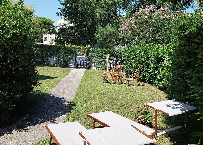 villetta con piscina a due passi dal mare